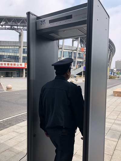 “法院安檢門(mén)”/